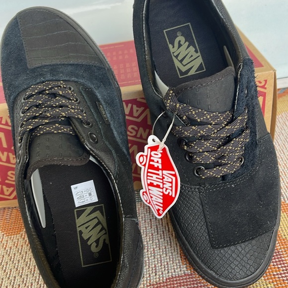 Vans WMNS Era Patchwork
Mono Patchwork Blackout
VN0A4BVU10J
Sneakers - Picture 13 of 16